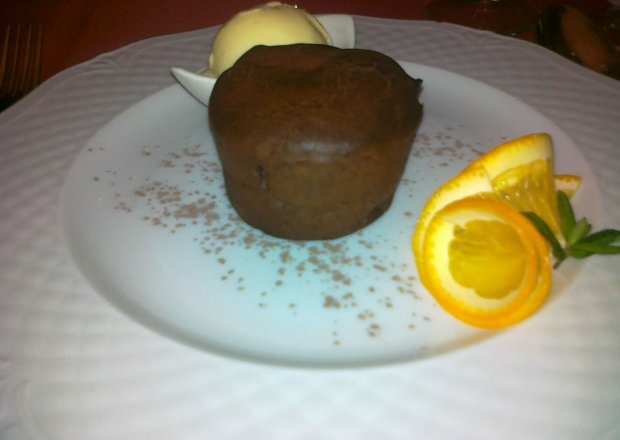 Fotografia przedstawiająca muffin z płynącą czekoladą