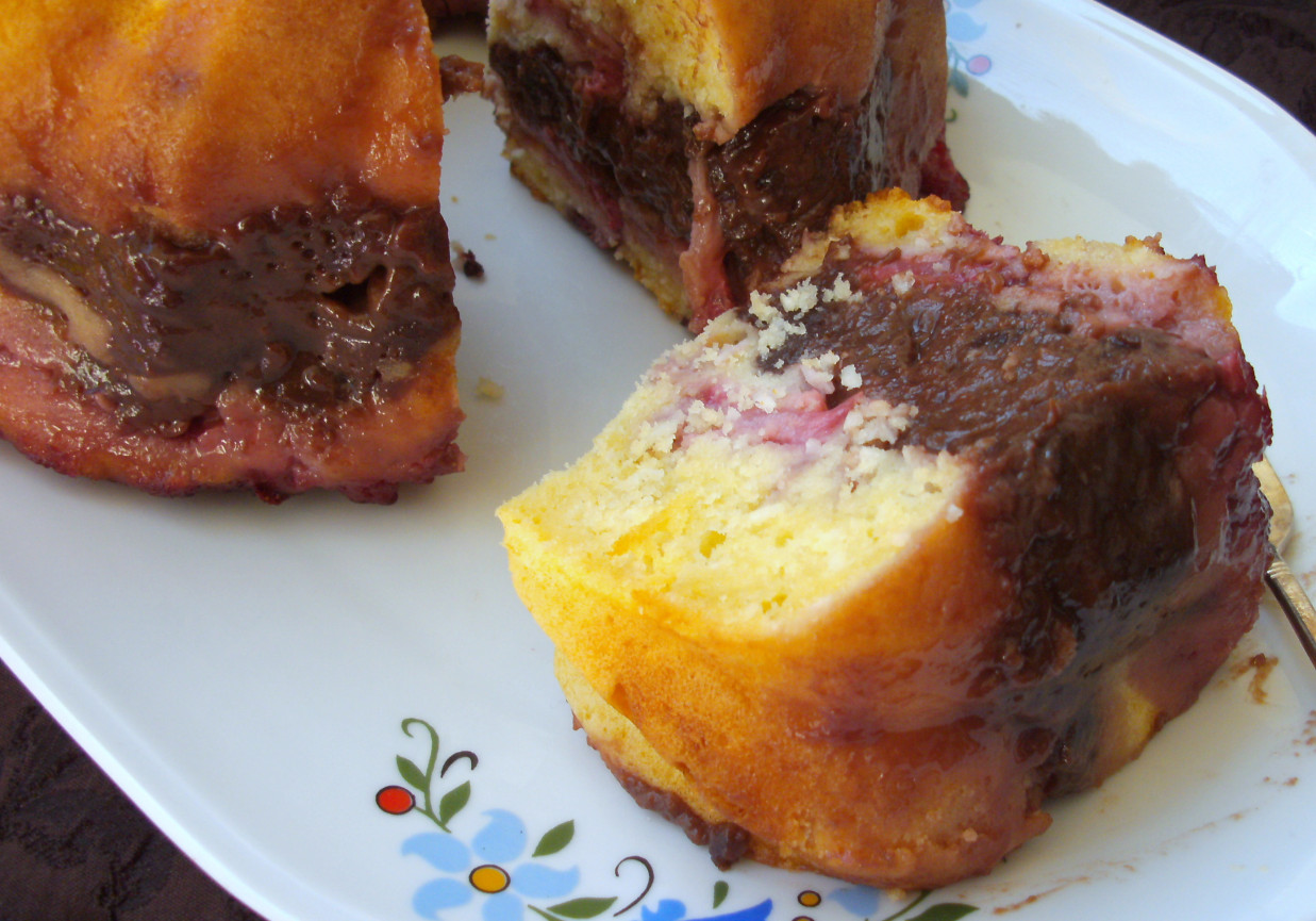 muffina-babka kokosowa nadziana budyniem czekoladowym i truskawkami... foto