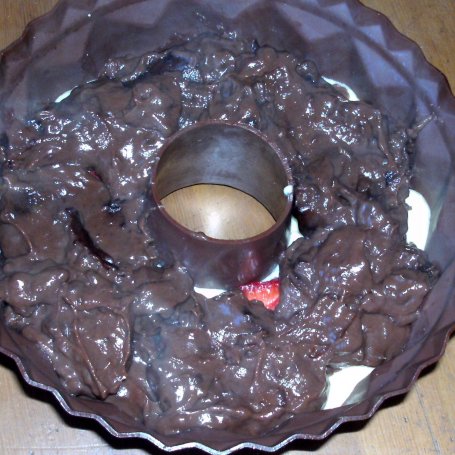 Krok 4 - muffina-babka kokosowa nadziana budyniem czekoladowym i truskawkami... foto