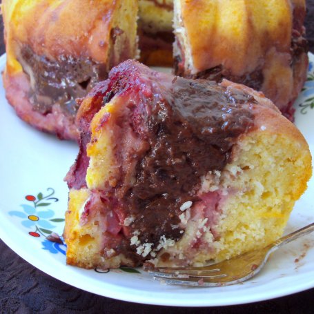 Krok 8 - muffina-babka kokosowa nadziana budyniem czekoladowym i truskawkami... foto