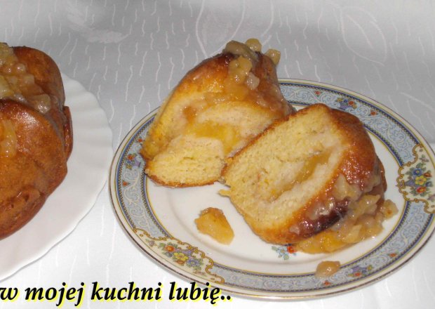 Fotografia przedstawiająca muffina z jabłkami oblana gruszkami...