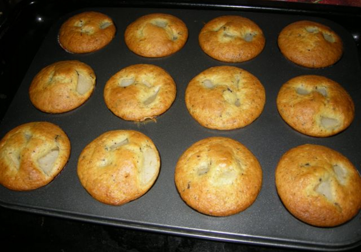 Muffinek z gorzką czekoladą i gruszką foto