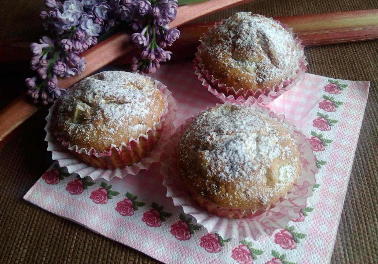Muffini z rabarbarem i cukrem pudrem foto