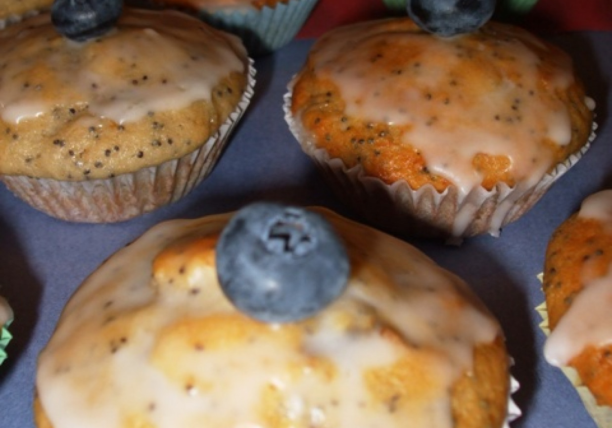 Muffinki bananowo-makowe w lukrze cytrynowym, z borówka foto