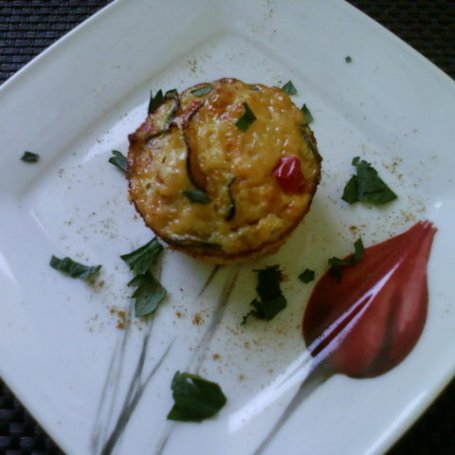 Krok 5 - Muffinki bez mąki z sezonowymi warzywami, kaszą jaglana i filetem z indyka foto