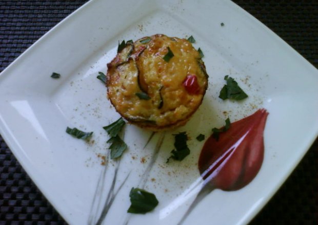 Fotografia przedstawiająca Muffinki bez mąki z sezonowymi warzywami, kaszą jaglana i filetem z indyka