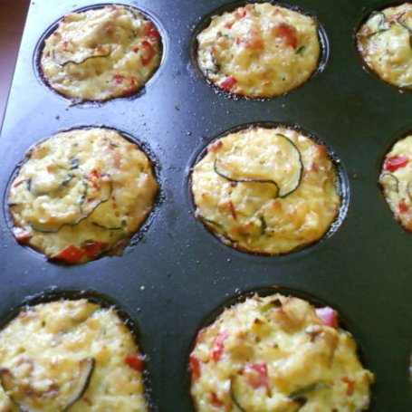Krok 4 - Muffinki bez mąki z sezonowymi warzywami, kaszą jaglana i filetem z indyka foto