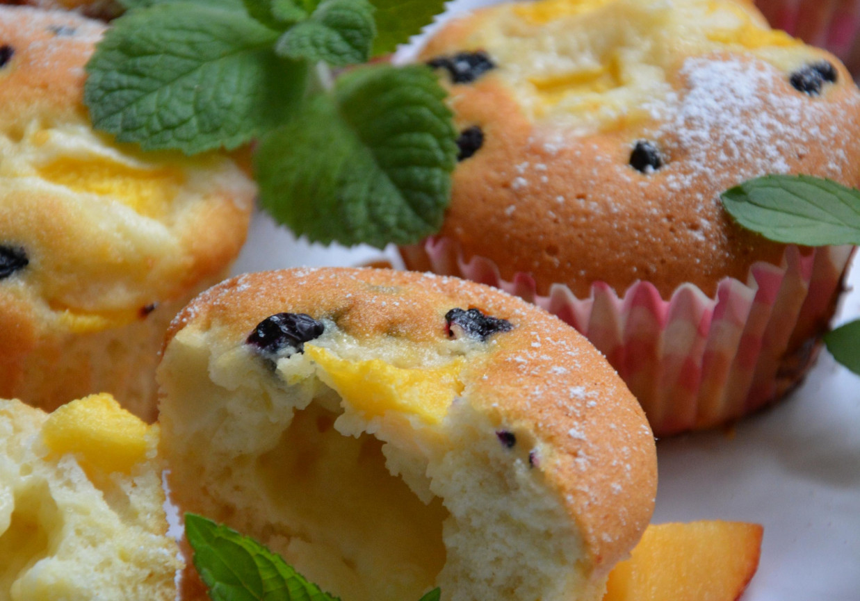 Muffinki cytrynowe na białkach z mascarpone i owocami foto