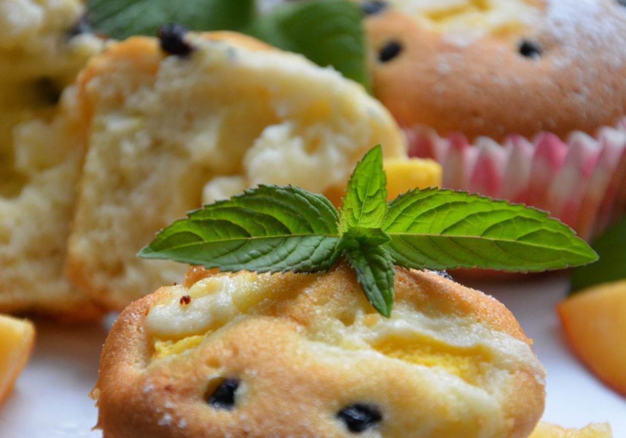 Muffinki cytrynowe na białkach z mascarpone i owocami foto