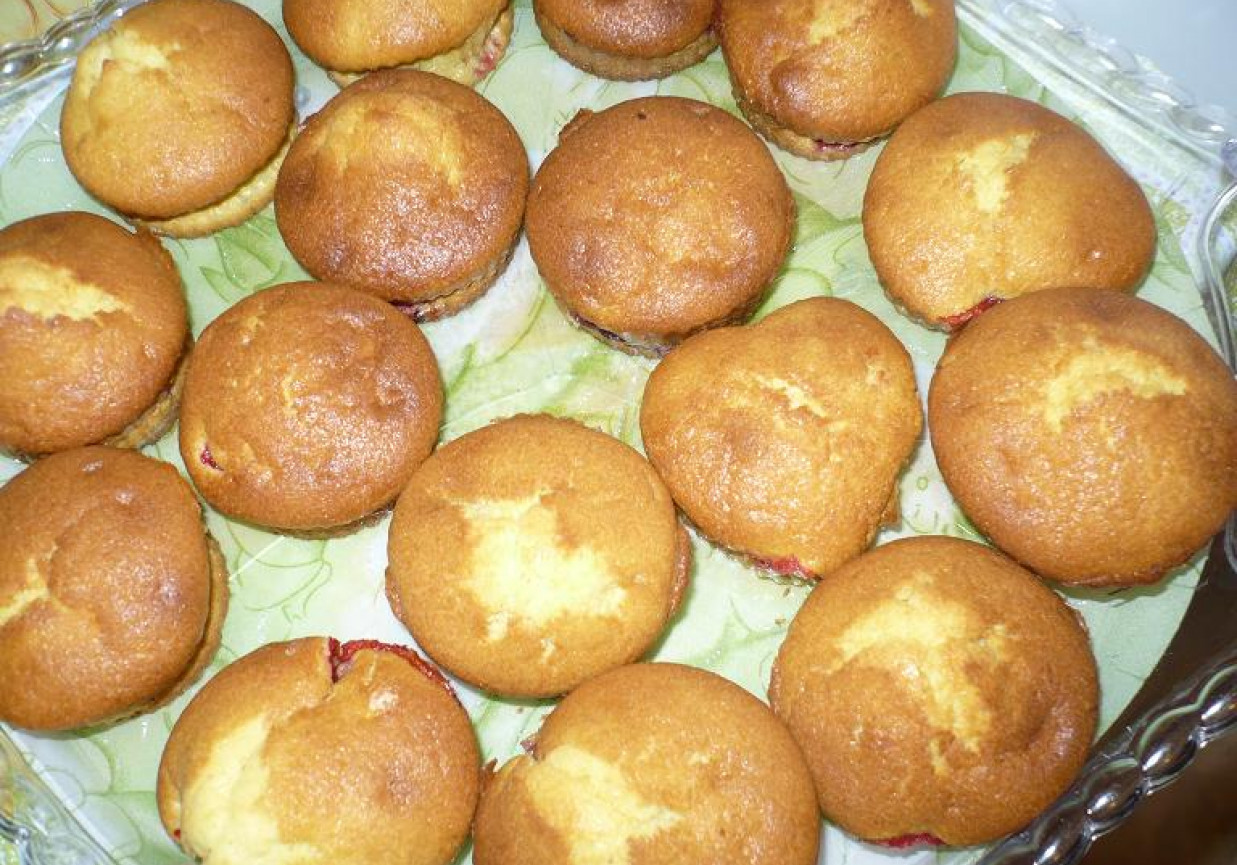 Muffinki cytrynowe z truskawkami foto