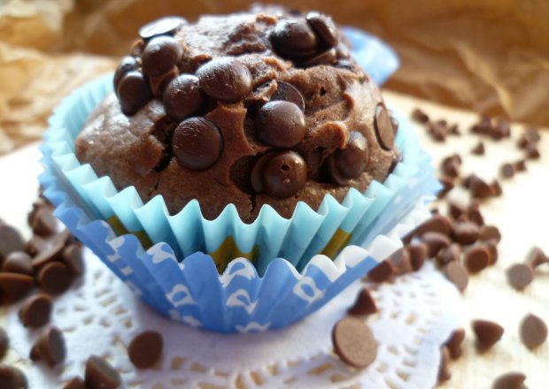 Fotografia przedstawiająca Muffinki czekoladowe wypiekane z pastylkami