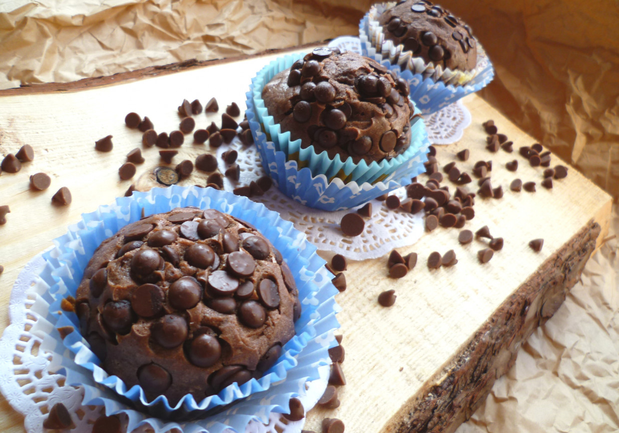 Muffinki czekoladowe wypiekane z pastylkami foto