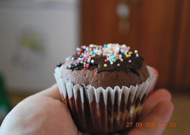 Fotografia przedstawiająca Muffinki czekoladowe z budyniem