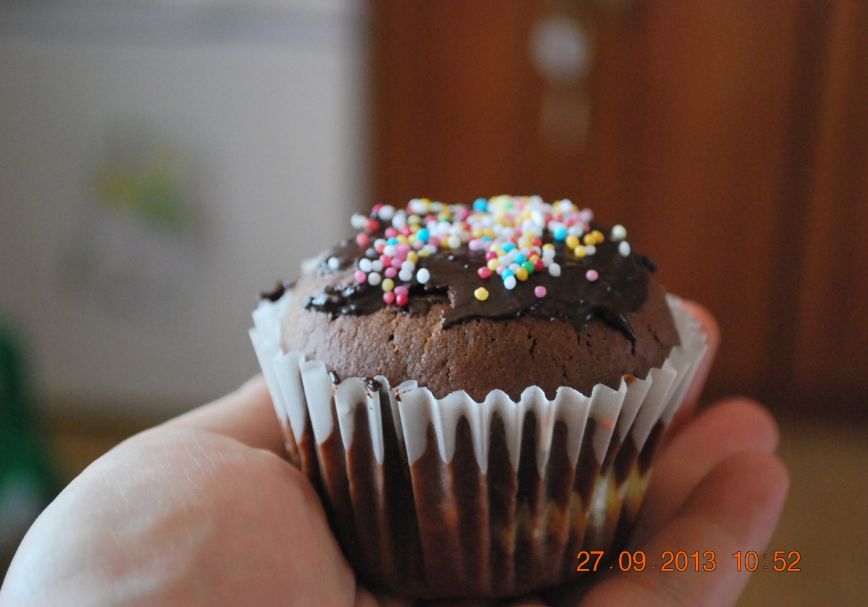 Muffinki czekoladowe z budyniem foto