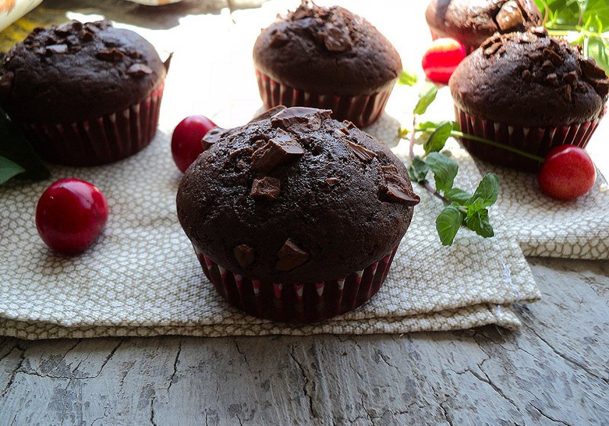 Muffinki czekoladowe z czereśniami  foto