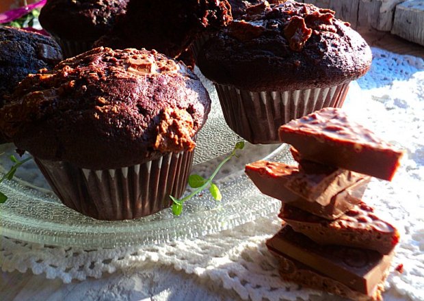 Fotografia przedstawiająca Muffinki czekoladowe z dżemem truskawkowym