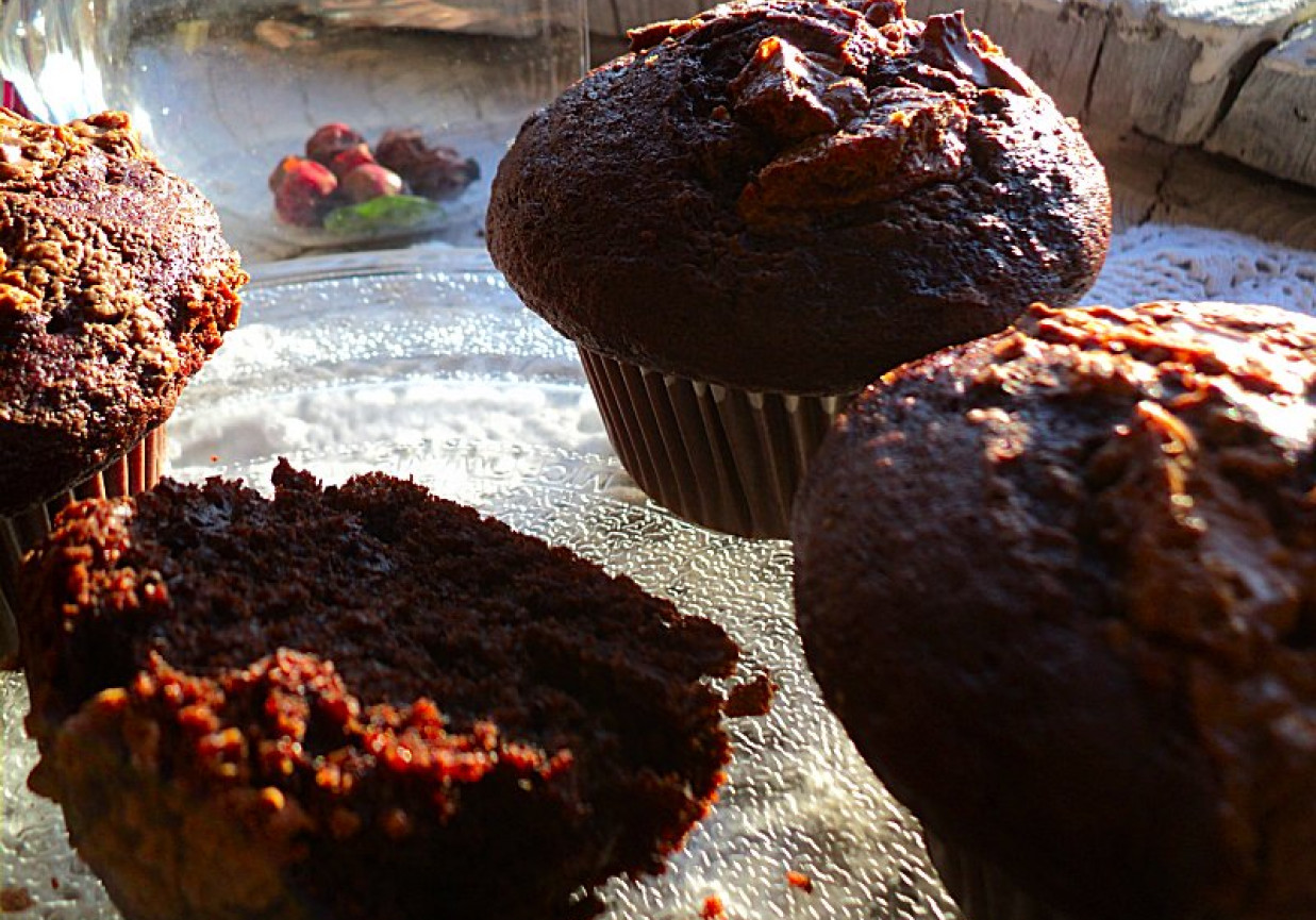 Muffinki czekoladowe z dżemem truskawkowym  foto