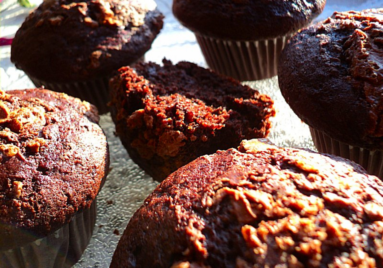 Muffinki czekoladowe z dżemem truskawkowym  foto