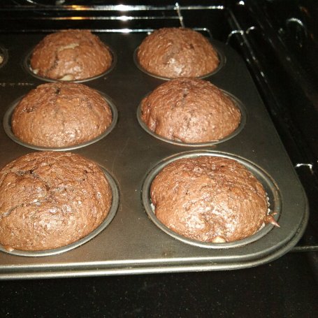 Krok 5 - Muffinki czekoladowe z gruszką z kompotu foto