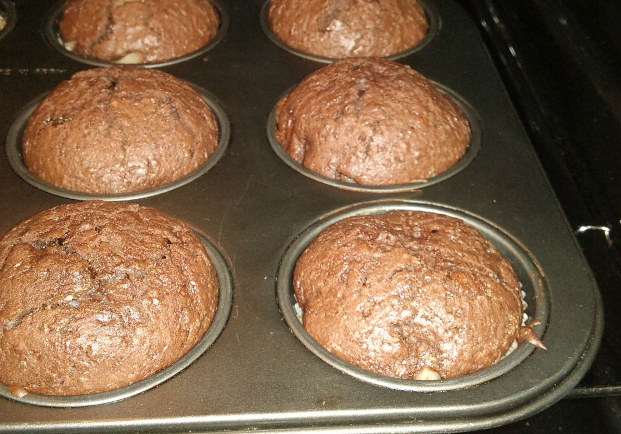 Muffinki czekoladowe z gruszką z kompotu foto