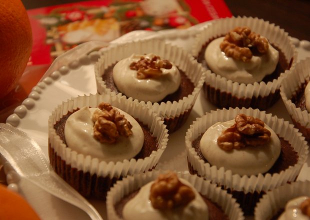 Fotografia przedstawiająca muffinki czekoladowe z kardamonowym kremem