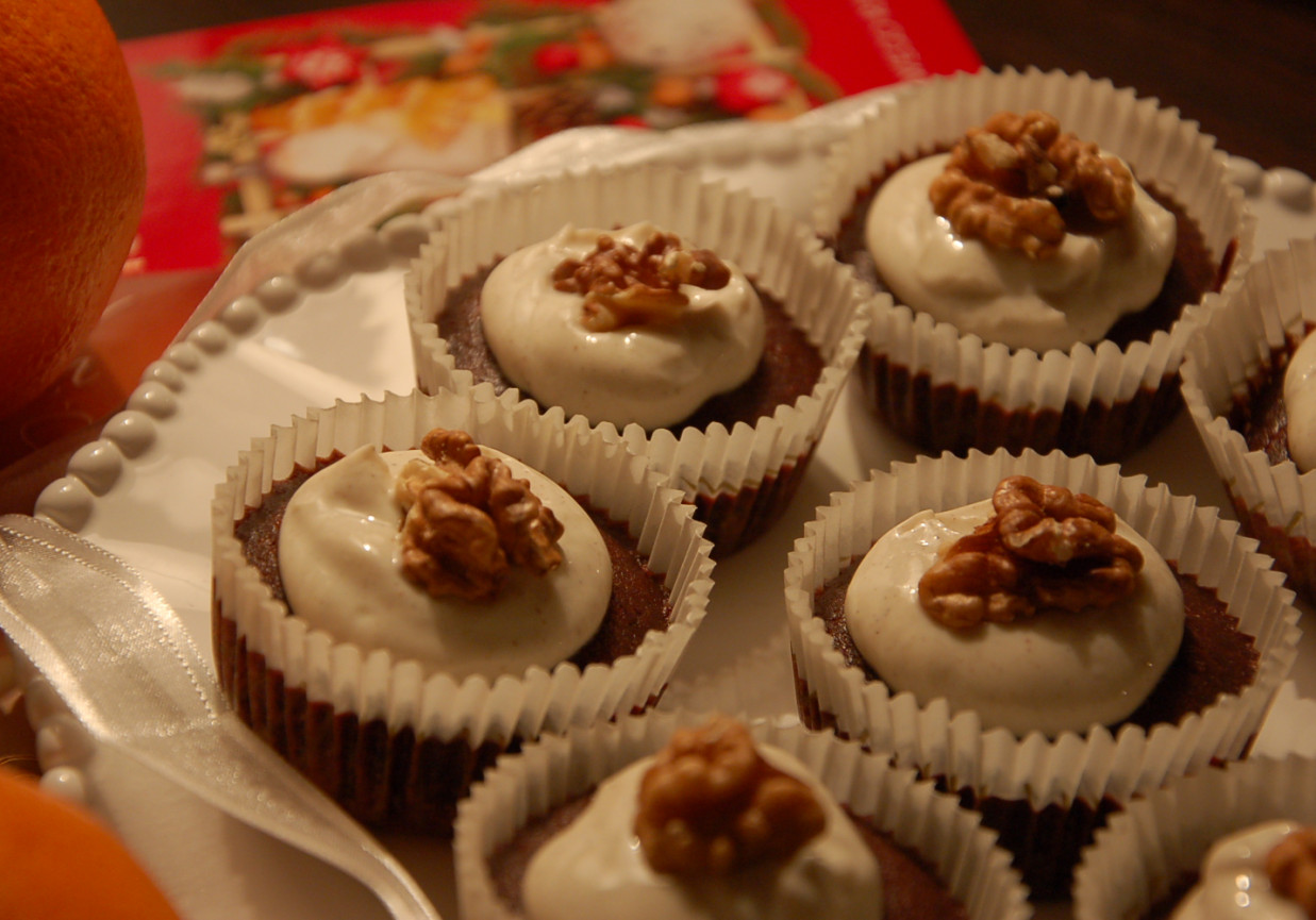 muffinki czekoladowe z kardamonowym kremem foto