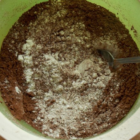 Krok 1 - Muffinki czekoladowe z kremem malinowym foto