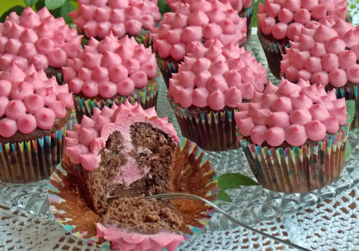 Muffinki czekoladowe z kremem malinowym foto