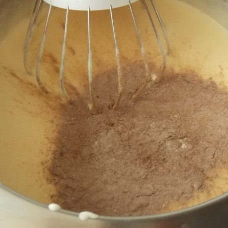 Krok 2 - Muffinki czekoladowe z kremem malinowym foto