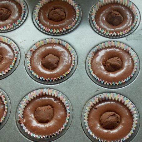 Krok 3 - Muffinki czekoladowe z kremem malinowym foto
