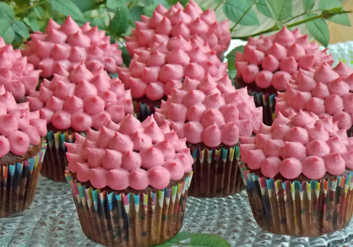 Muffinki czekoladowe z kremem malinowym foto