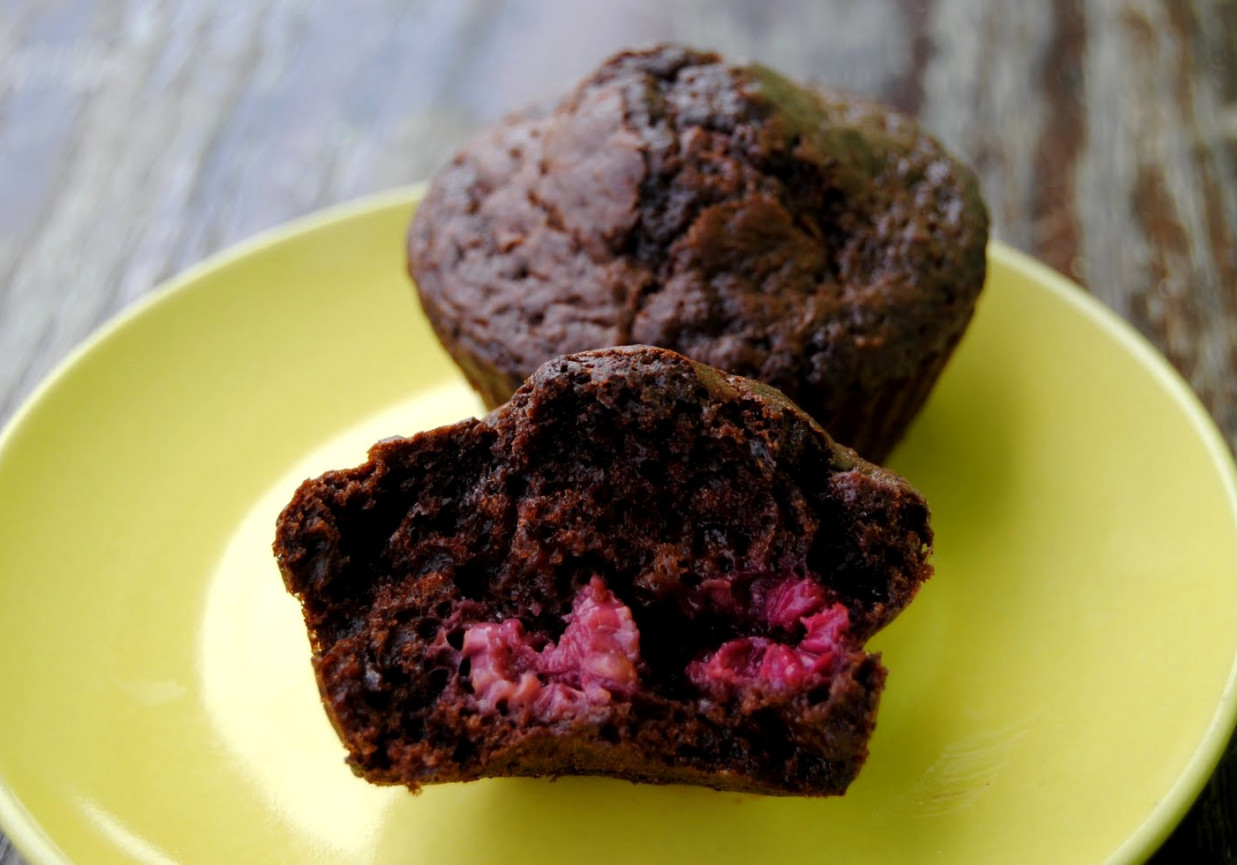 Muffinki czekoladowe z malinami foto