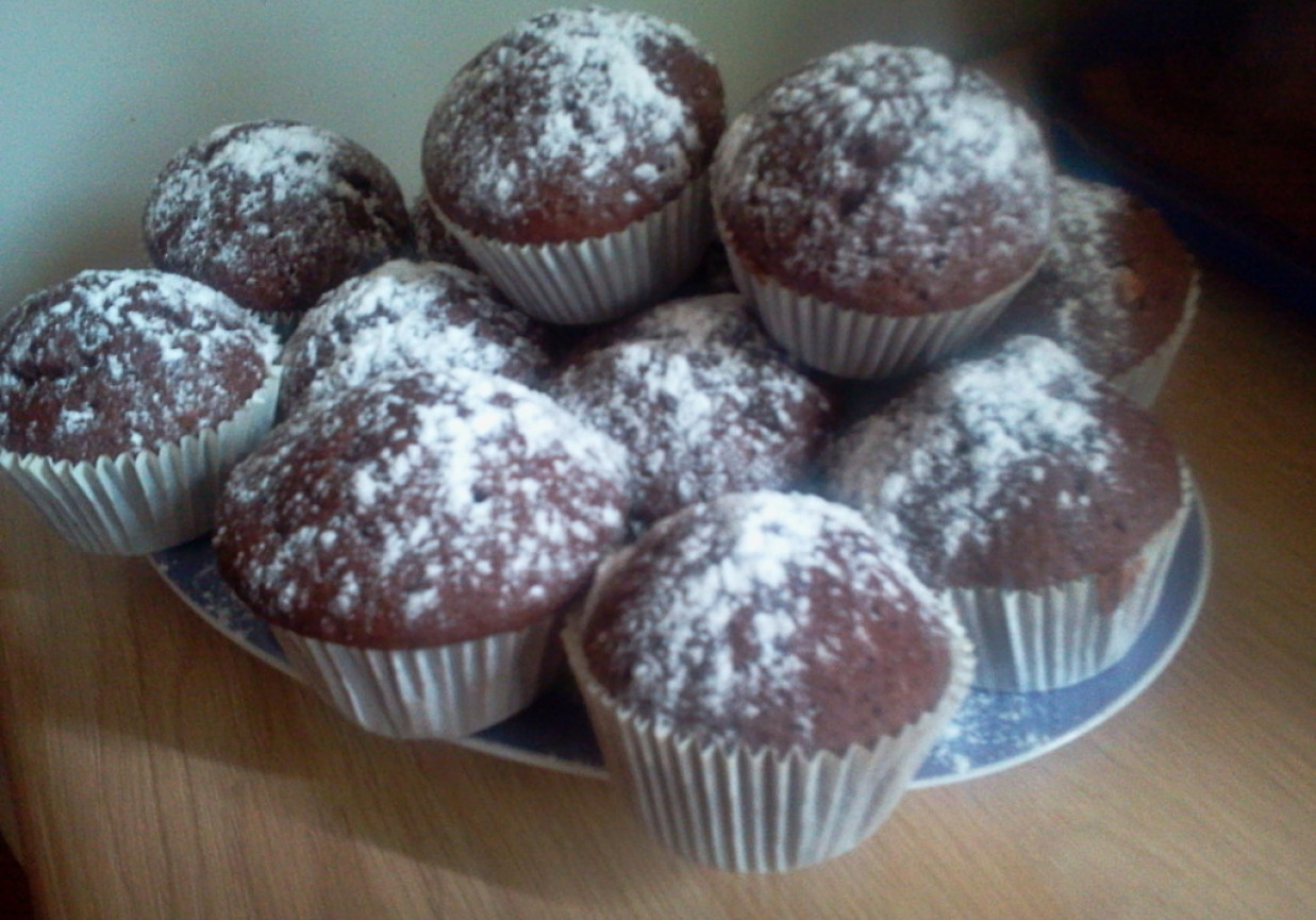Muffinki czekoladowe z migdałami . foto