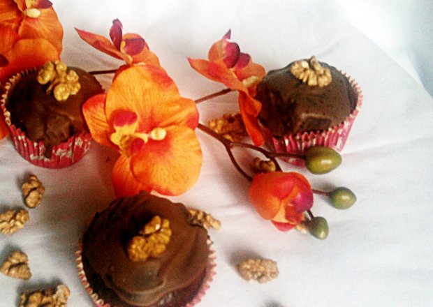 Fotografia przedstawiająca Muffinki czekoladowe z orzechami