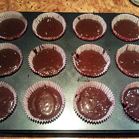 Krok 2 - Muffinki czekoladowe z orzechami foto
