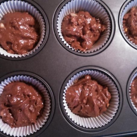 Krok 2 - Muffinki czekoladowe z orzechami foto