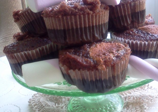 Fotografia przedstawiająca muffinki czekoladowe z piankami