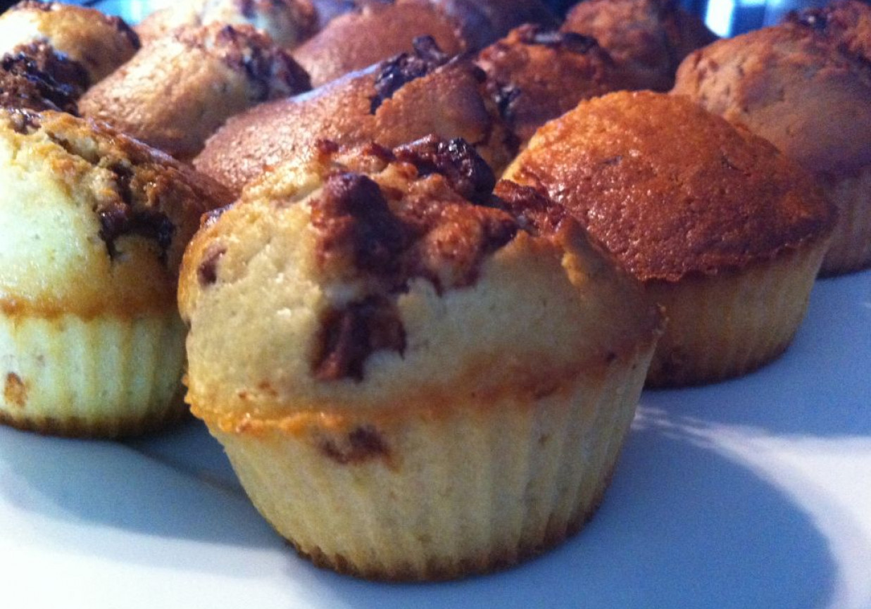 Muffinki czekoladowe z płatkami owsianymi i migdałowymi. foto