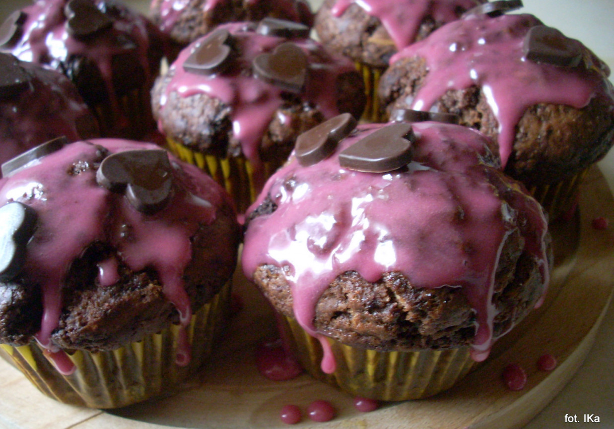 Muffinki czekoladowe z różową pomadą foto