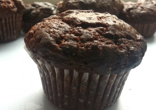 Fotografia przedstawiająca Muffinki czekoladowe z wiśniami