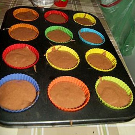 Krok 5 - Muffinki czekoladowe z wiśniami foto