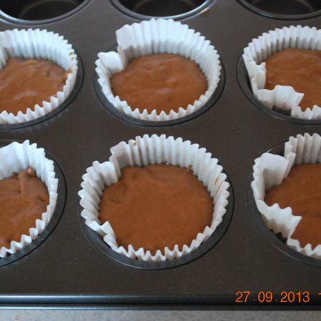 Krok 5 - Muffinki czekoladowo - bananowe foto