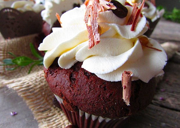 Fotografia przedstawiająca Muffinki czekoladowo kawowe z kremem