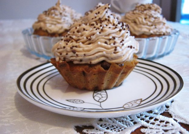 Fotografia przedstawiająca Muffinki czekoladowo-orzechowe z kremem