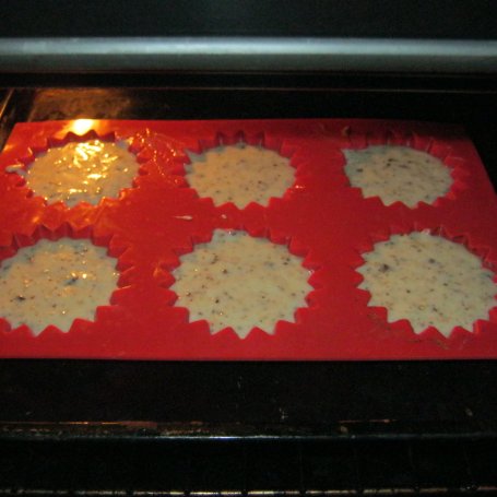 Krok 5 - Muffinki czekoladowo-orzechowe z kremem foto