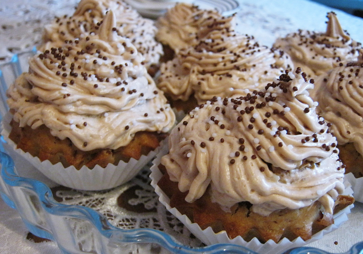 Muffinki czekoladowo-orzechowe z kremem foto