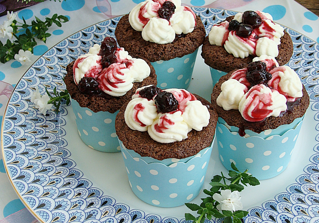 Muffinki czekoladowo-piernikowe z kremem i konfiturą z jeżyn foto