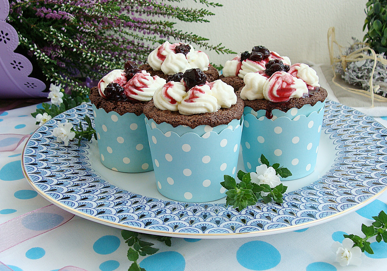 Muffinki czekoladowo-piernikowe z kremem i konfiturą z jeżyn foto