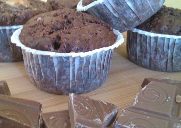Fotografia przedstawiająca Muffinki czekoladowo-czekoladowo-czekoladowe