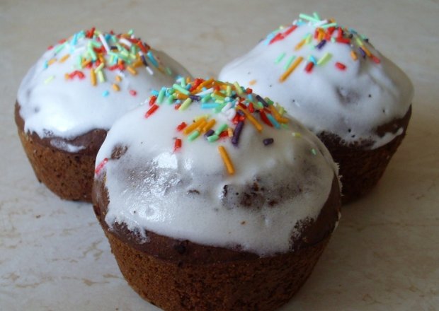 Fotografia przedstawiająca muffinki czekoladowo-orzechowe